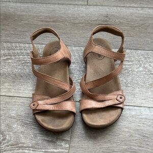 Taos Footwear Women's Tan Strappy Sandals